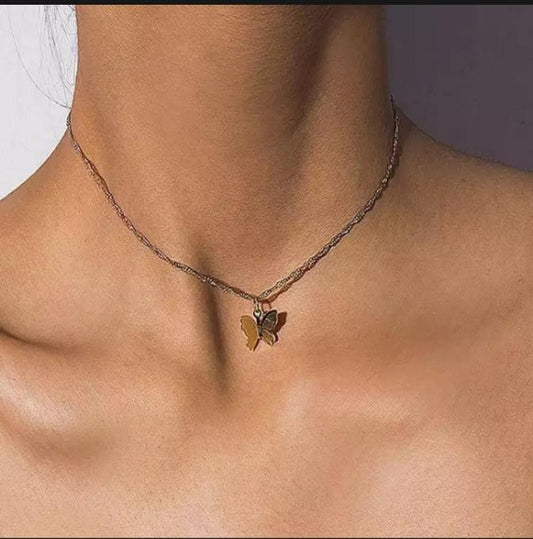 .Elegant Gold Butterfly Pendant Necklace